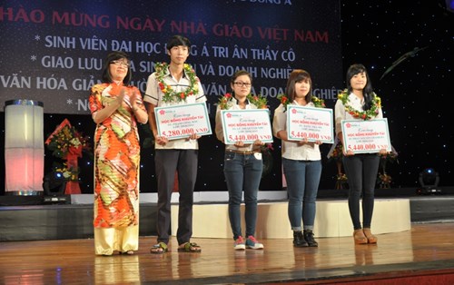 Trường ĐH Đông Á: Hơn 3 tỉ đồng học bổng cho tân sinh viên